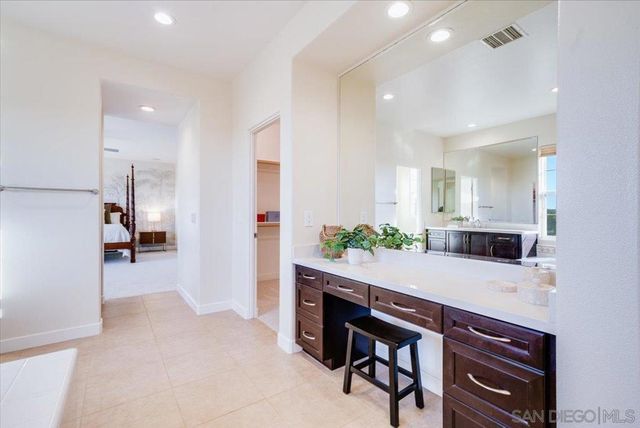 7135 Sitio Caliente, Carlsbad, CA 92009