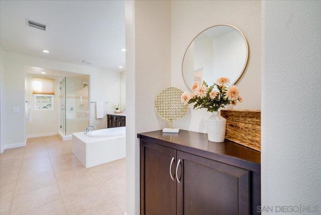 7135 Sitio Caliente, Carlsbad, CA 92009