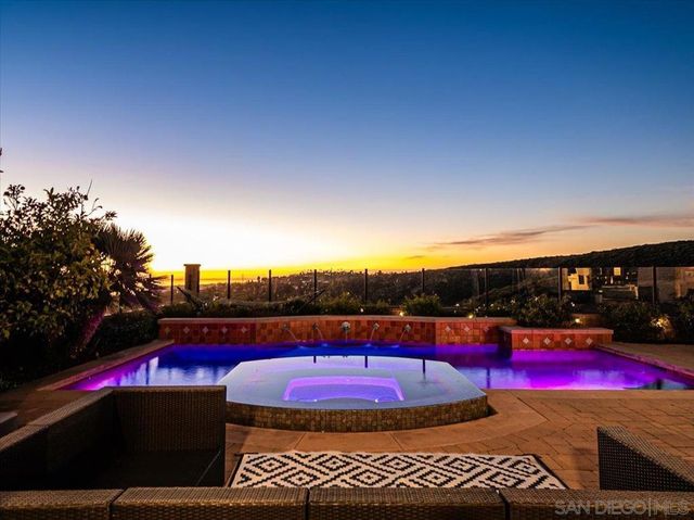 7135 Sitio Caliente, Carlsbad, CA 92009