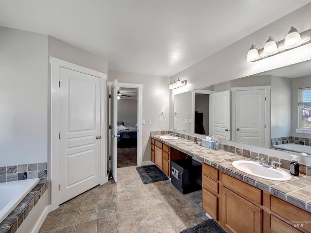 3676 S Ascaino Ave, Meridian, ID 83642