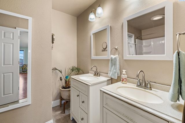 6102 W 20th Avenue, Kennewick, WA 99337