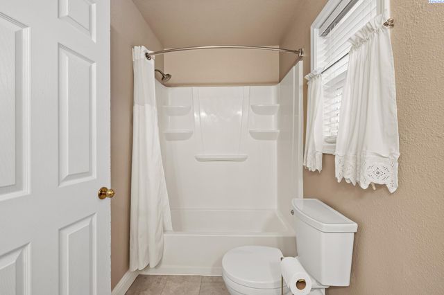 6102 W 20th Avenue, Kennewick, WA 99337