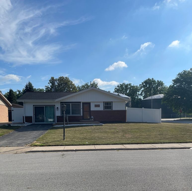 12813 E Playfield Drive, Crestwood, IL 60418