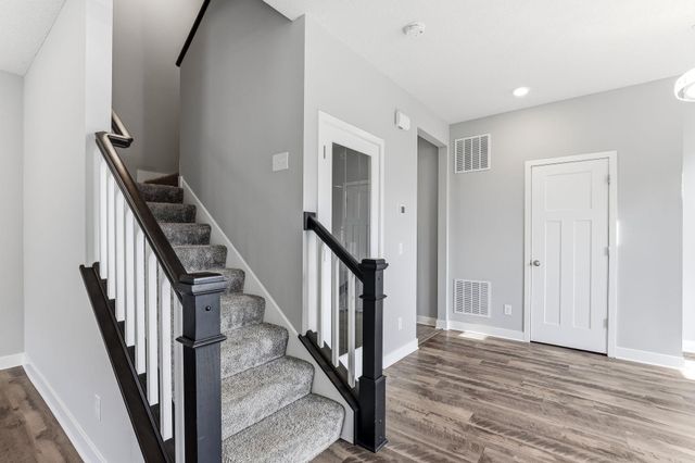 4225 Corn Silk Way, Woodbury, MN 55129