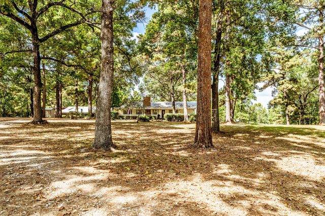 209 Raven Wood Street, Huntsville, TX 77320