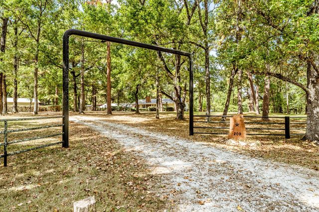 209 Raven Wood Street, Huntsville, TX 77320