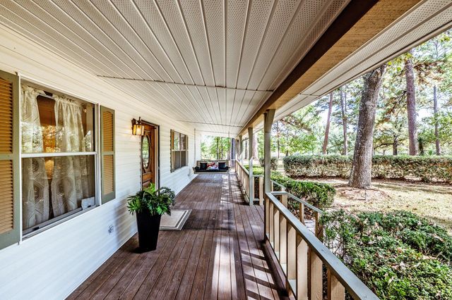 209 Raven Wood Street, Huntsville, TX 77320