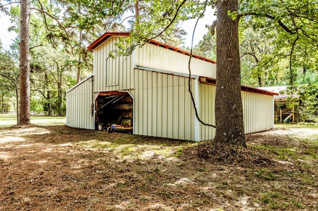 209 Raven Wood Street, Huntsville, TX 77320