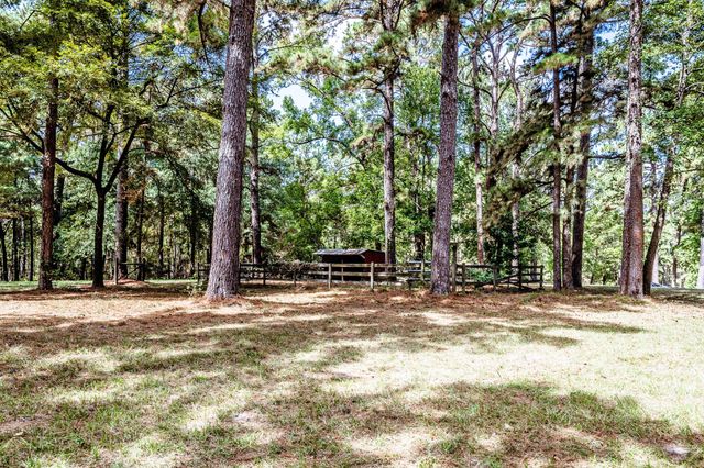 209 Raven Wood Street, Huntsville, TX 77320