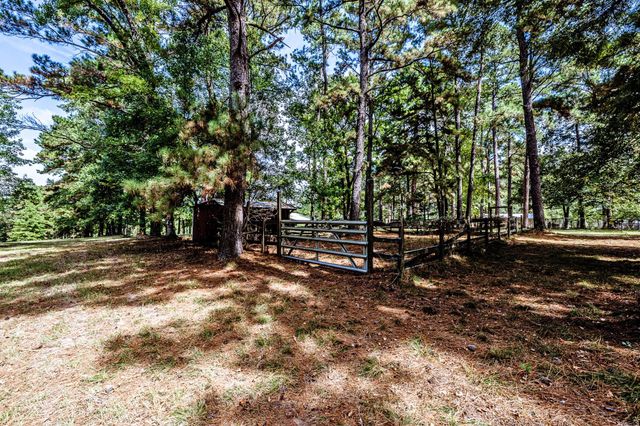 209 Raven Wood Street, Huntsville, TX 77320