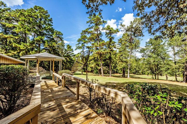 209 Raven Wood Street, Huntsville, TX 77320