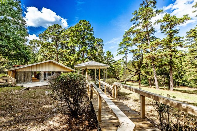 209 Raven Wood Street, Huntsville, TX 77320