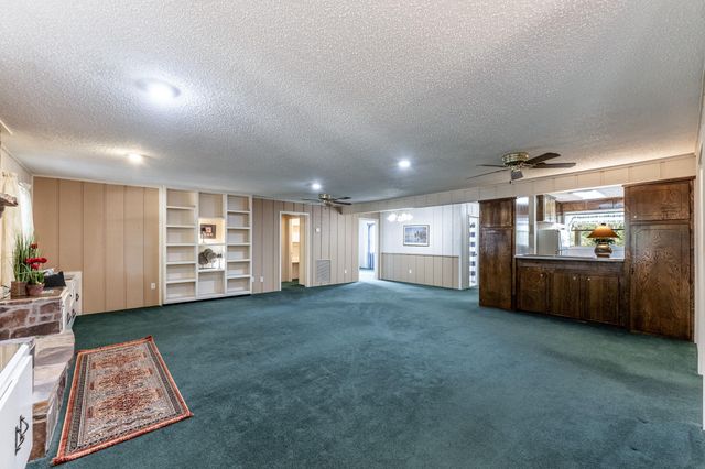 209 Raven Wood Street, Huntsville, TX 77320