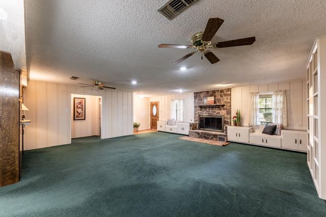 209 Raven Wood Street, Huntsville, TX 77320