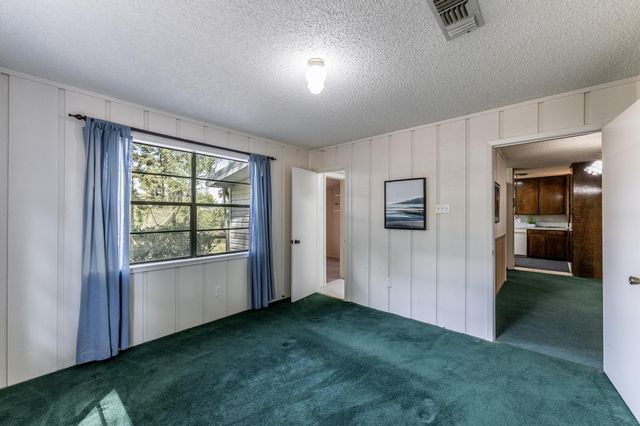 209 Raven Wood Street, Huntsville, TX 77320