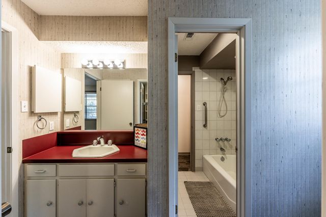 209 Raven Wood Street, Huntsville, TX 77320