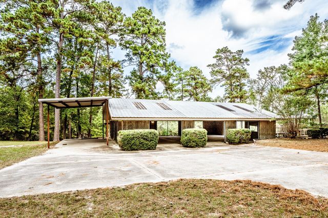 209 Raven Wood Street, Huntsville, TX 77320