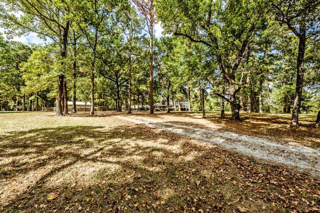 209 Raven Wood Street, Huntsville, TX 77320