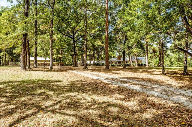 209 Raven Wood Street, Huntsville, TX 77320