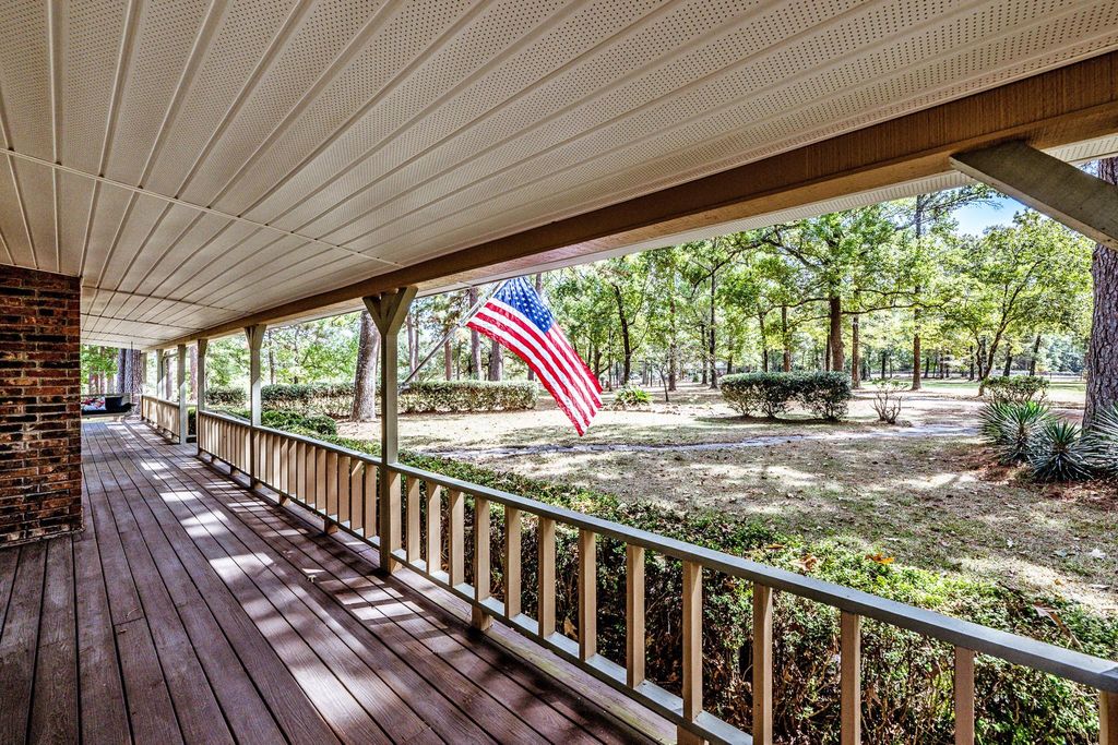 209 Raven Wood Street, Huntsville, TX 77320