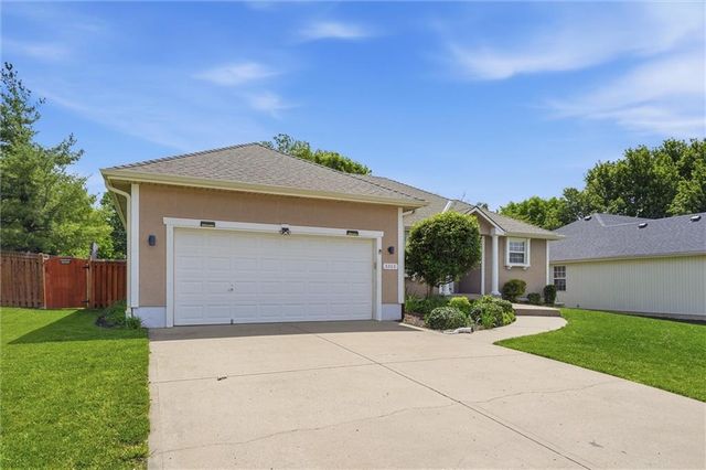 3205 SW Alice Lane, Lee's Summit, MO 64082