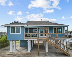 251 Barracuda Street, Bayou Vista, TX 77563