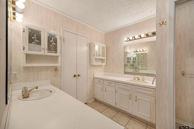 504 Woodland Hills Dr, Tyler, TX 75701