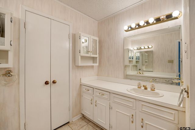 504 Woodland Hills Dr, Tyler, TX 75701