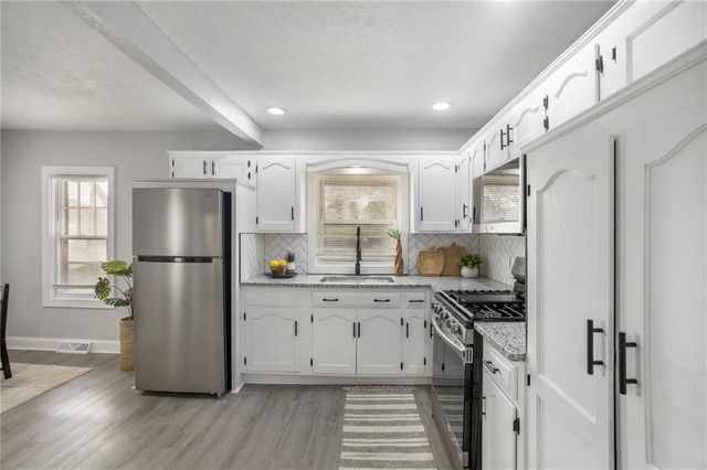 2220 S Cedar Avenue, Independence, MO 64052