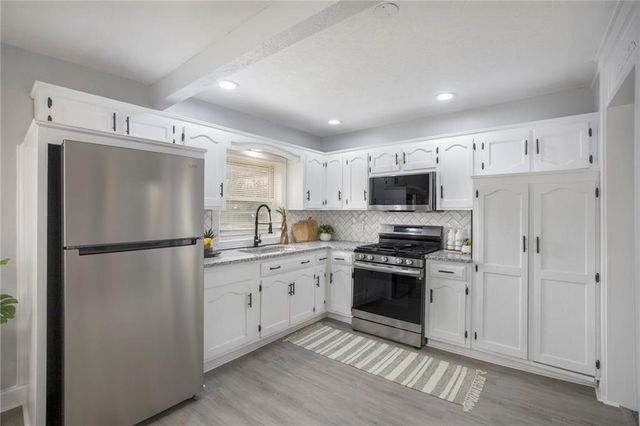 2220 S Cedar Avenue, Independence, MO 64052