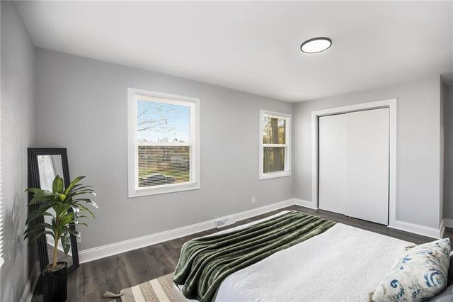 2220 S Cedar Avenue, Independence, MO 64052