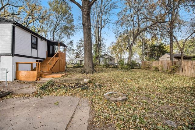 2220 S Cedar Avenue, Independence, MO 64052