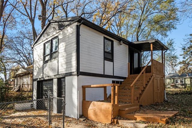 2220 S Cedar Avenue, Independence, MO 64052