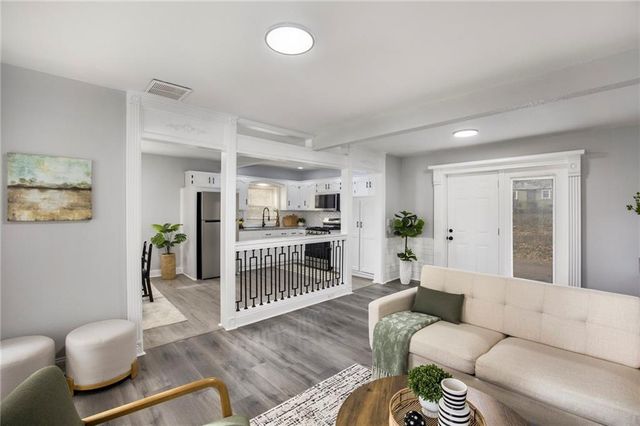 2220 S Cedar Avenue, Independence, MO 64052