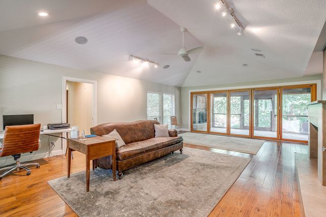 1107 N Cockrell Hill Road, Desoto, TX 75115