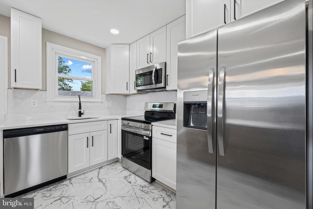 Image 10 of property listing at 2112 GAITHER ST, Temple Hills, MD 20748