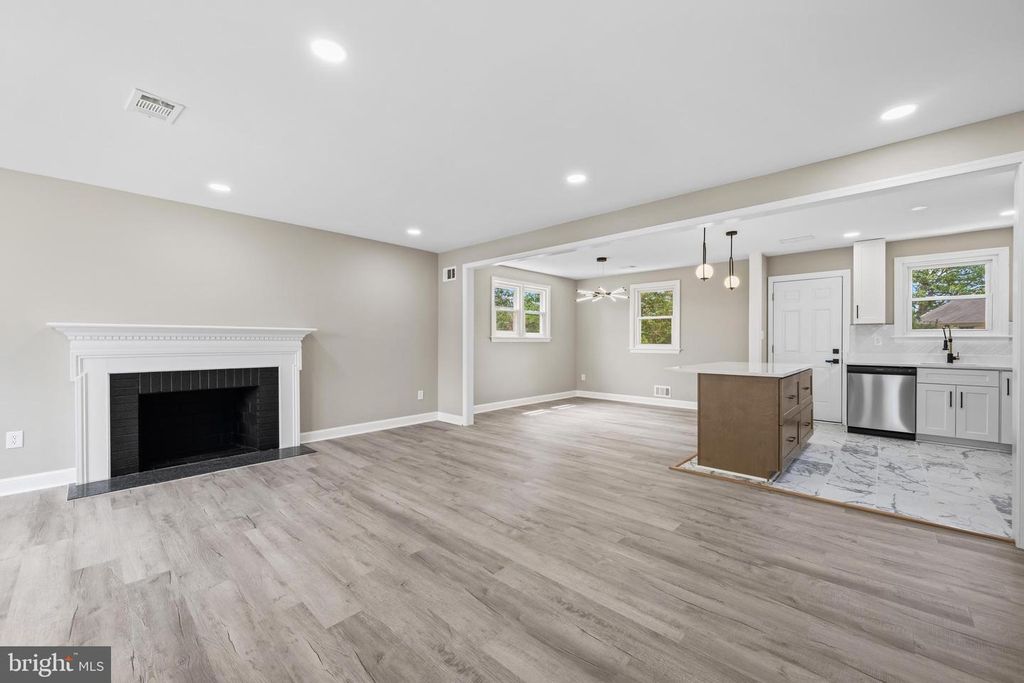 Image 7 of property listing at 2112 GAITHER ST, Temple Hills, MD 20748