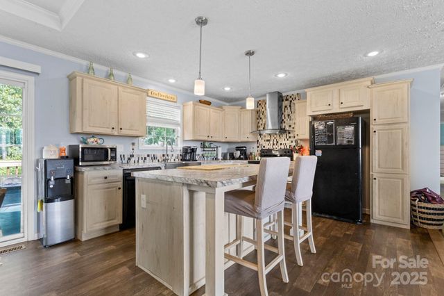 288 Howard Norton Drive, Hiddenite, NC 28636