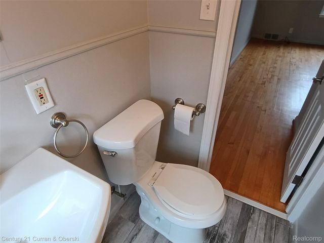 1809 Kingsbury Avenue, Dearborn, MI 48128