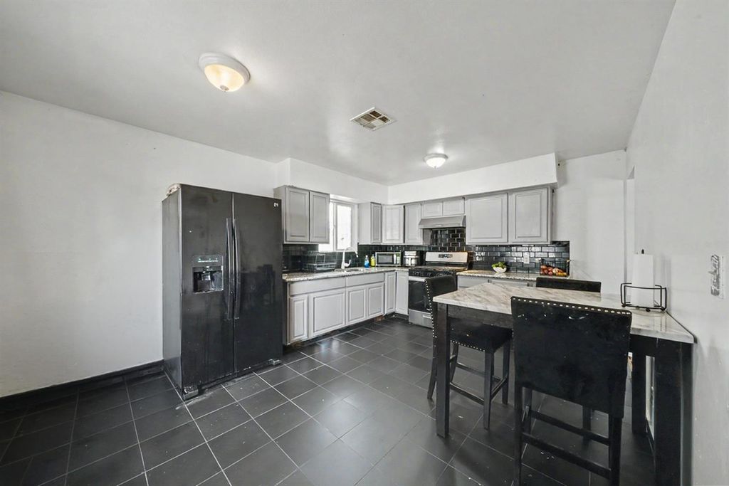 Image 10 of property listing at 2673 S Tupman, Fresno, CA 93706