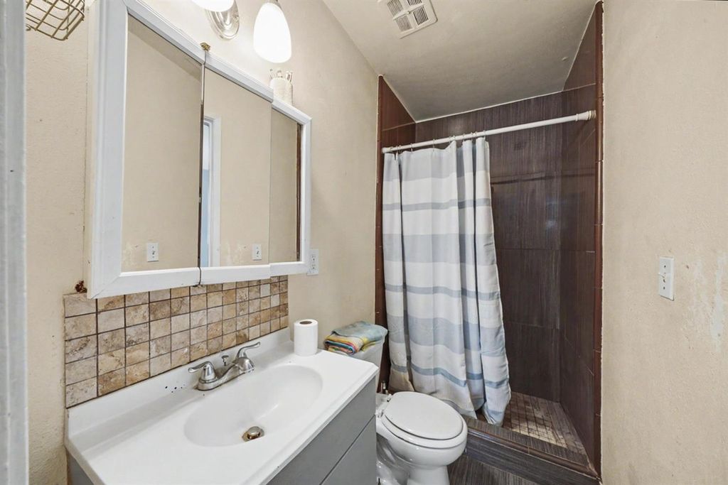 Image 12 of property listing at 2673 S Tupman, Fresno, CA 93706