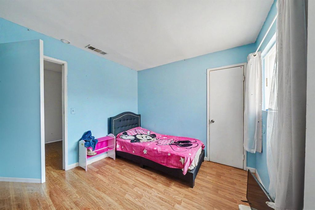Image 13 of property listing at 2673 S Tupman, Fresno, CA 93706