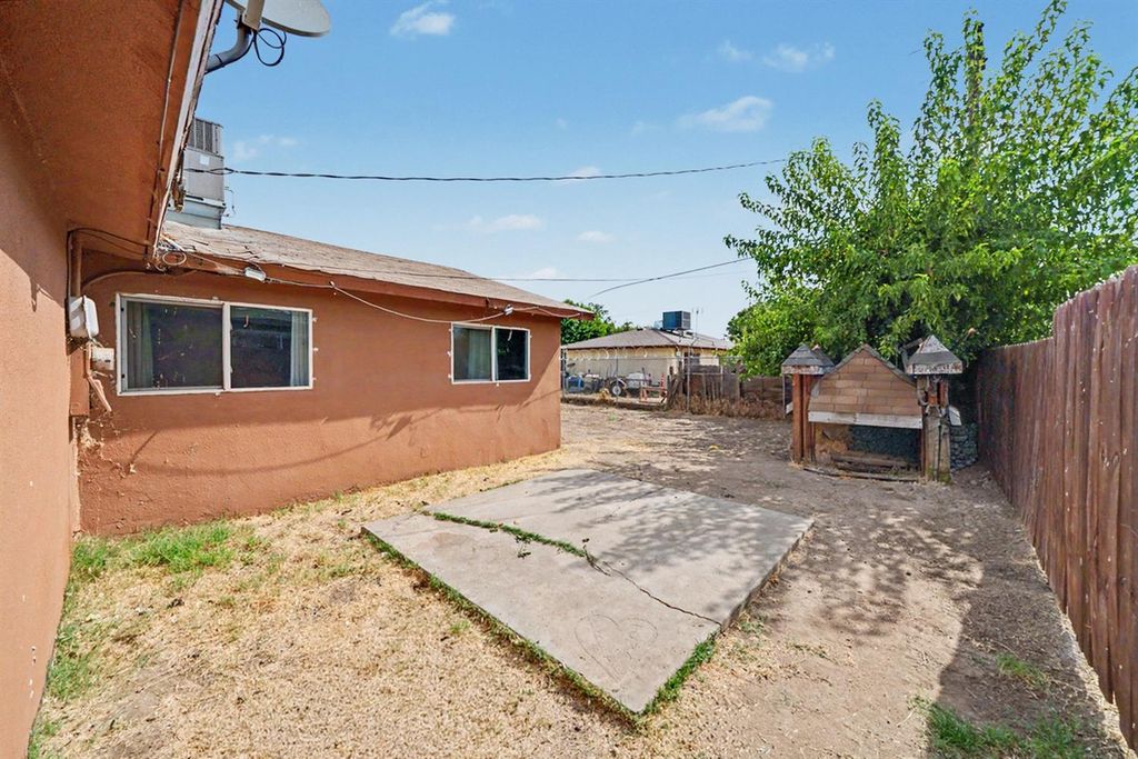 Image 17 of property listing at 2673 S Tupman, Fresno, CA 93706