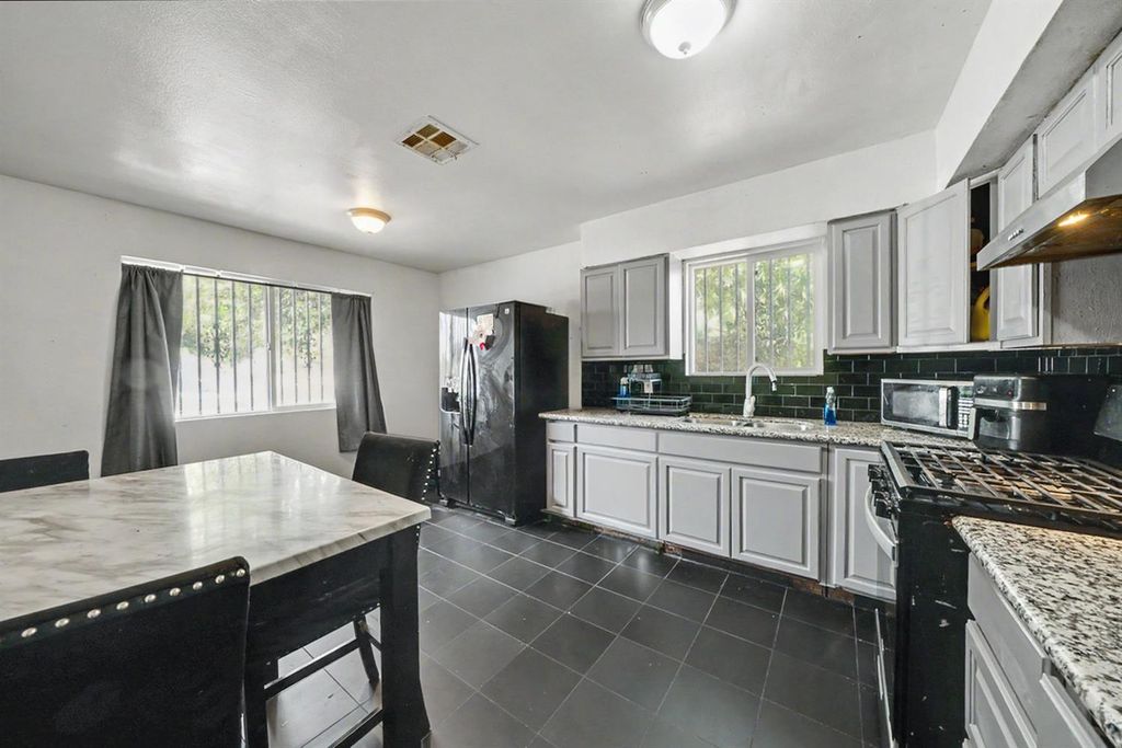 Image 2 of property listing at 2673 S Tupman, Fresno, CA 93706