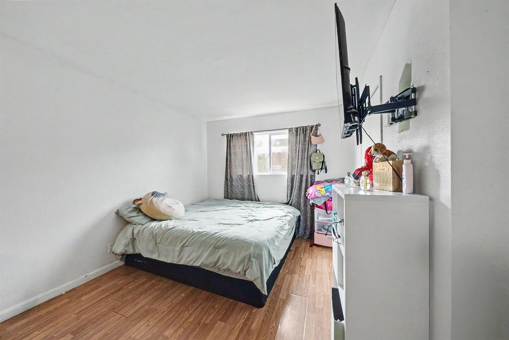 Image 3 of property listing at 2673 S Tupman, Fresno, CA 93706