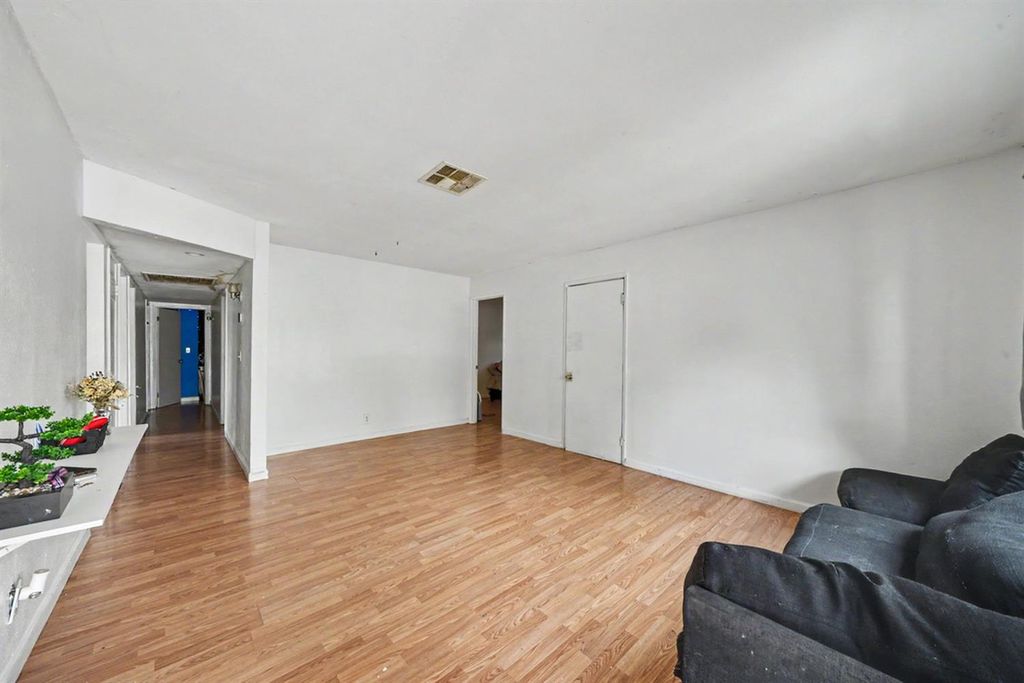 Image 4 of property listing at 2673 S Tupman, Fresno, CA 93706