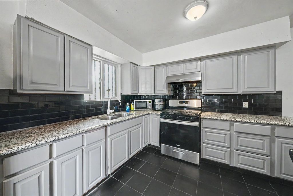 Image 5 of property listing at 2673 S Tupman, Fresno, CA 93706