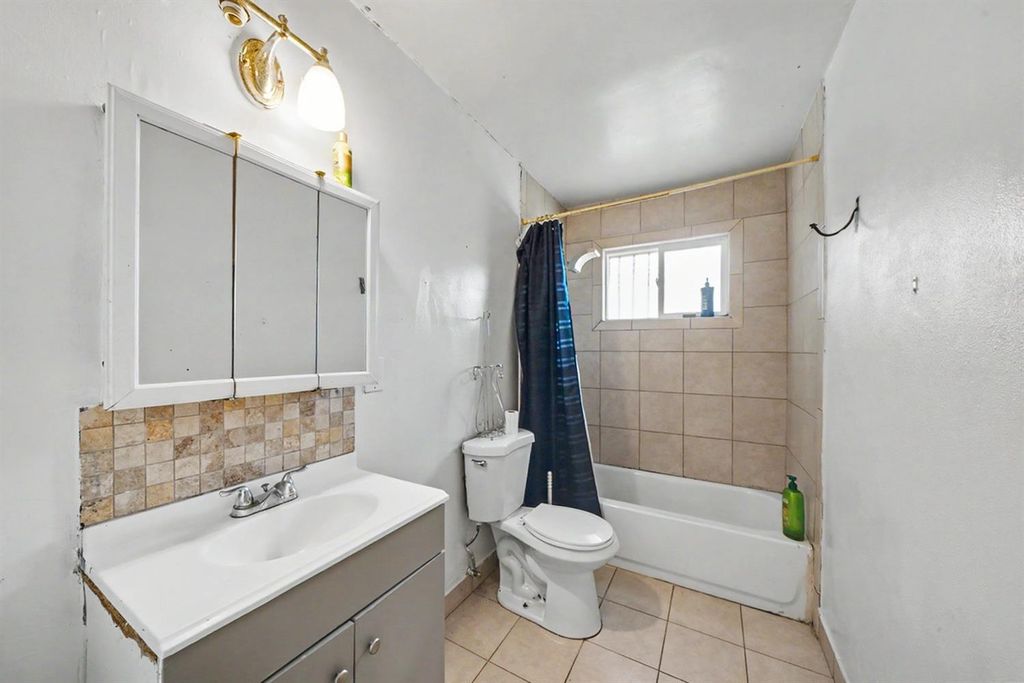 Image 7 of property listing at 2673 S Tupman, Fresno, CA 93706