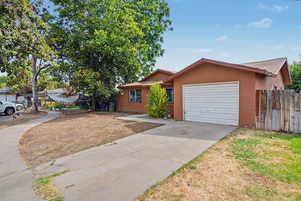 Image 8 of property listing at 2673 S Tupman, Fresno, CA 93706