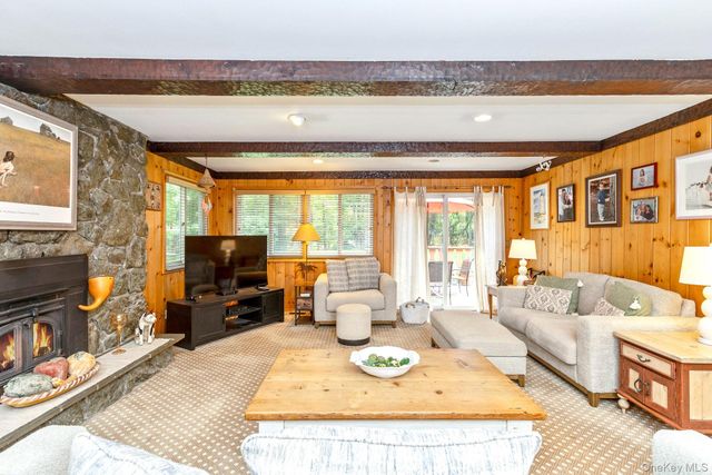 1 Valleywood Court W, Head Of The Harbor, NY 11780